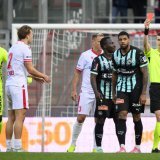 L'arbitre Nico Gianforte, droite, expulse a l'aide d'un carton rouge le gardien Timothy Fayulu (SIO), gauche, et Willem Geubbels (SG), deuxieme depuis la droite.